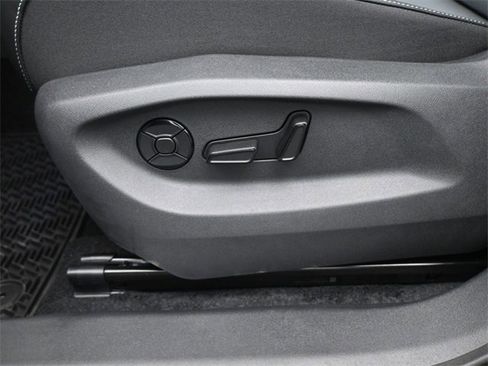 New 2025 Volkswagen Tiguan SE image 18