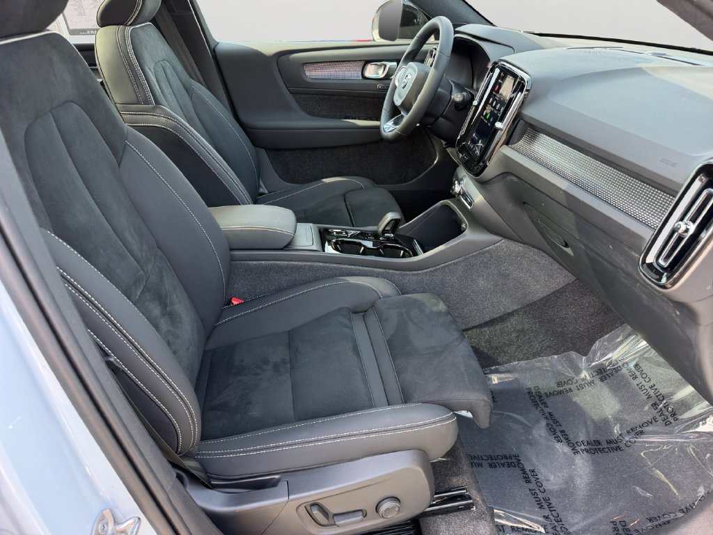 Certified 2024 Volvo XC40 B5 Plus AWD/4WD image 8
