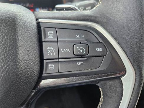 Used 2023 Jeep Grand Cherokee Laredo AWD/4WD image 31