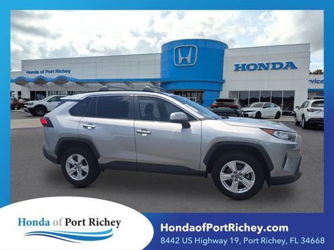 Used 2021 Toyota RAV4 XLE w/ Convenience Package FWD image 1