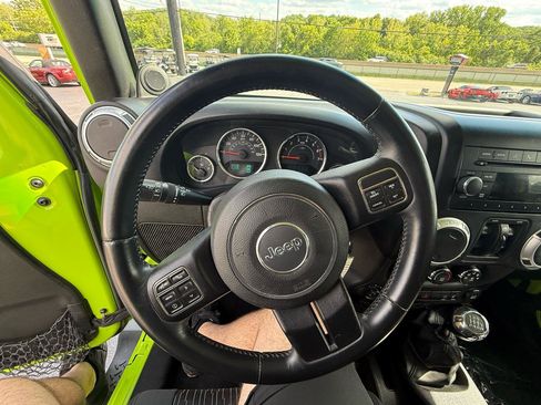 Used 2012 Jeep Wrangler Unlimited Sahara w/ Connectivity Group AWD/4WD image 19