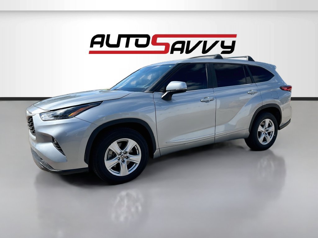 Used 2023 Toyota Highlander LE FWD image 3
