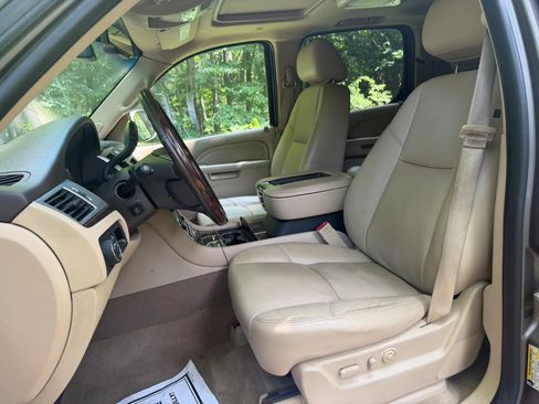 Used 2014 Cadillac Escalade ESV Premium AWD/4WD image 17