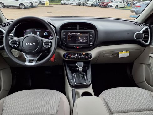 Certified 2023 Kia Soul LX w/ LX Technology Package FWD image 9