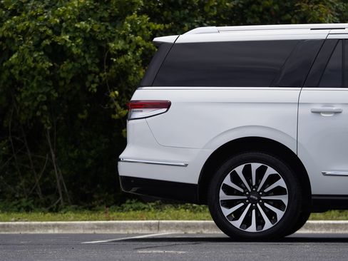 Used 2023 Lincoln Navigator L Reserve RWD image 5