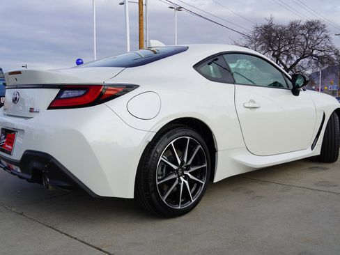 Certified 2025 Toyota GR86 Base w/ ALL Weather Mat Package (TMS) image 8