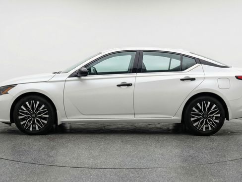 Used 2025 Nissan Altima 2.5 SV FWD image 5