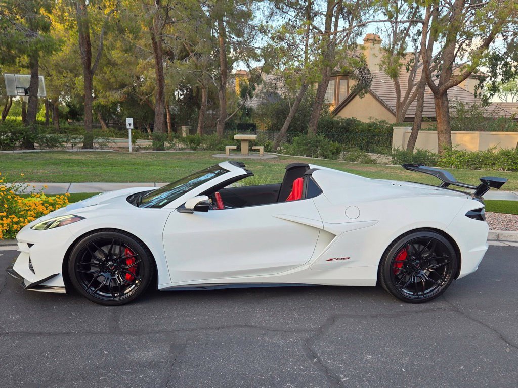 Used 2025 Chevrolet Corvette Z06 RWD image 2