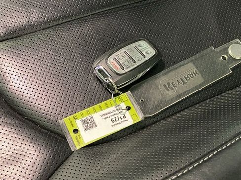 Used 2025 Chrysler Pacifica Limited image 41