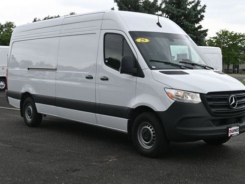 Used 2025 Mercedes-Benz Sprinter 2500 image 2