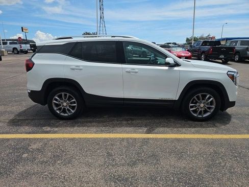Used 2024 GMC Terrain SLT AWD/4WD image 2