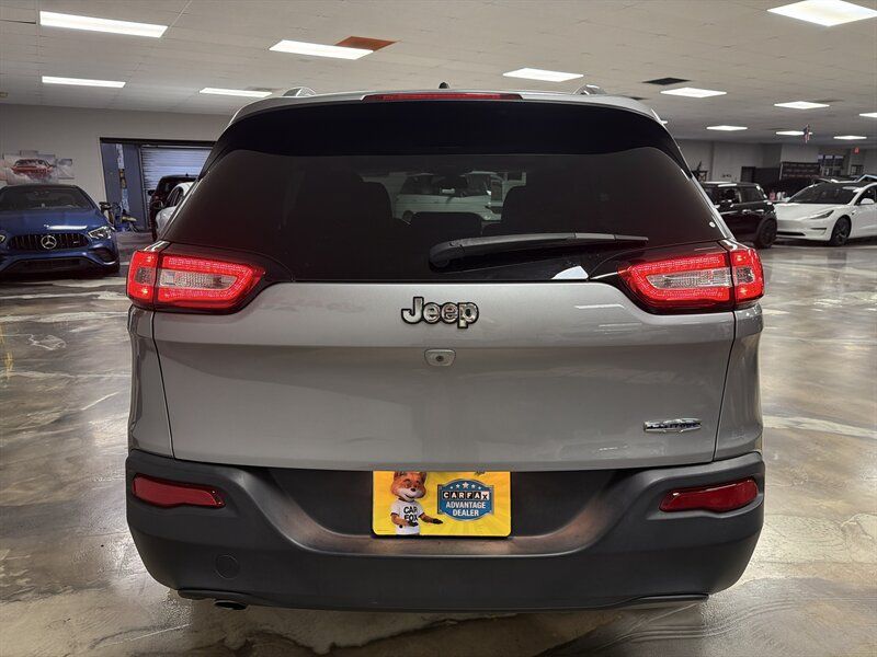 Used 2018 Jeep Cherokee Latitude Plus w/ Comfort/Convenience Group FWD image 9