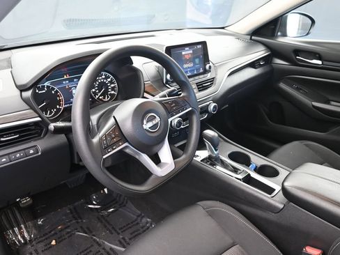 Used 2025 Nissan Altima 2.5 SV FWD image 18