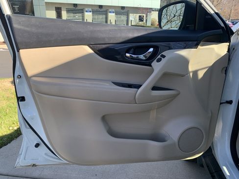 Used 2017 Nissan Rogue SV image 14