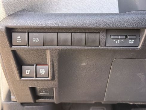 Used 2025 Toyota Sienna XLE FWD image 24