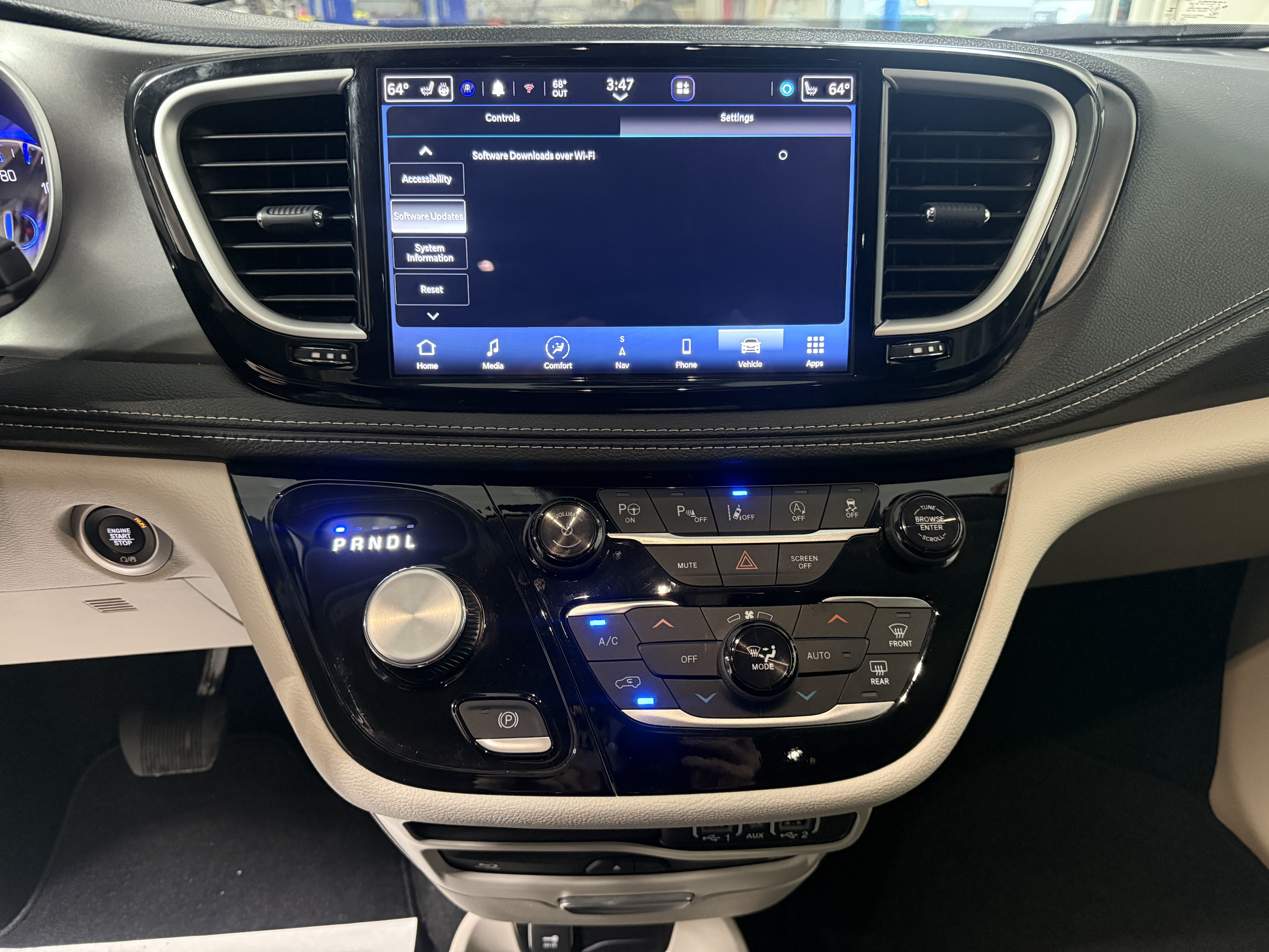 Used 2024 Chrysler Pacifica Touring-L w/ Uconnect Theater Family Group AWD/4WD image 21