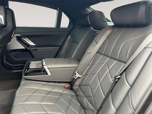Used 2023 BMW 760i xDrive w/ Executive Package image 13