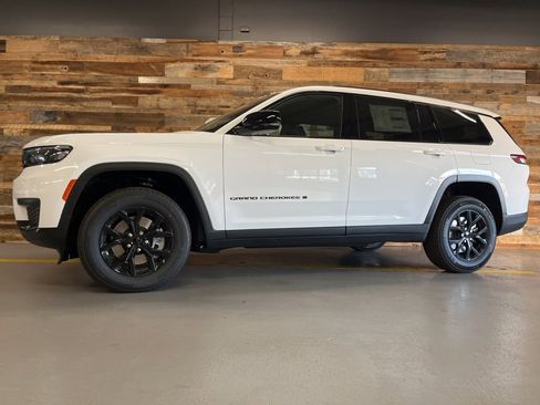 New 2025 Jeep Grand Cherokee L Altitude image 51