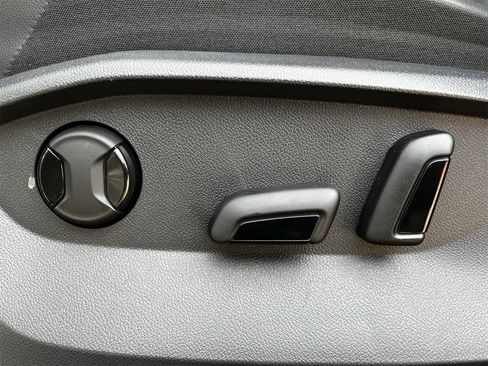 Used 2024 Volkswagen Tiguan SE image 23