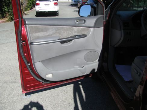 Used 2007 Toyota Sienna CE image 8