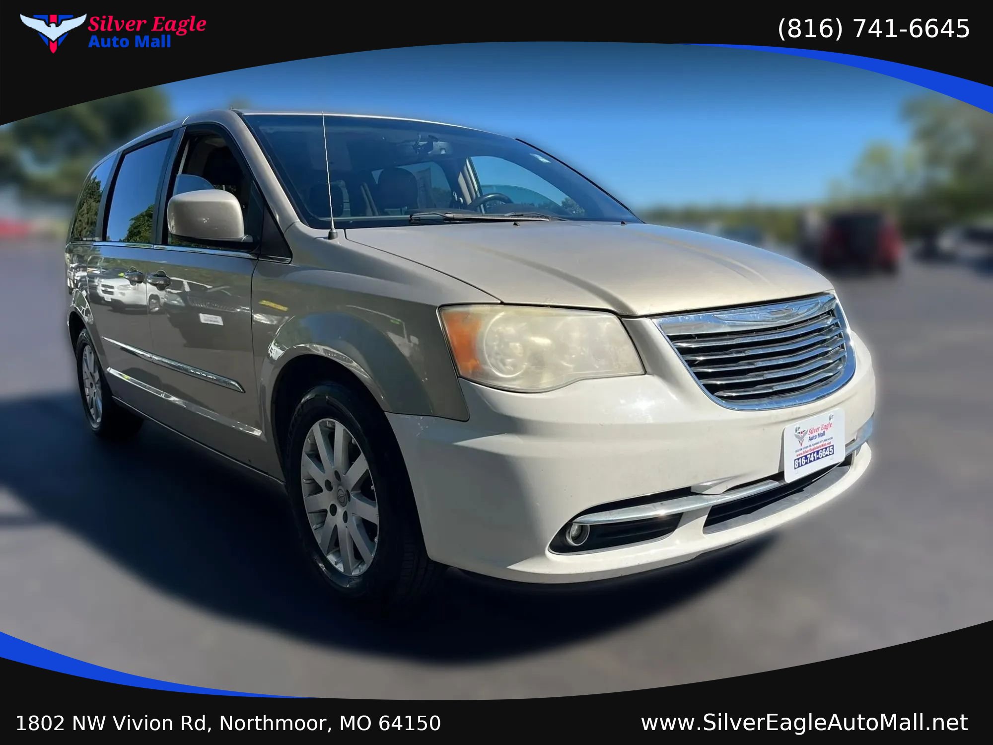 Used 2012 Chrysler Town & Country Touring w/ Entertainment Group #1 FWD image 1