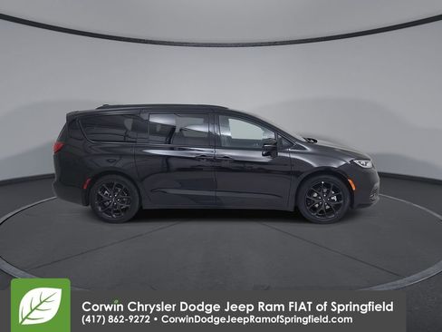 Certified 2025 Chrysler Pacifica Limited image 17