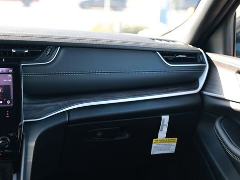 New 2025 Jeep Grand Cherokee Limited image 24