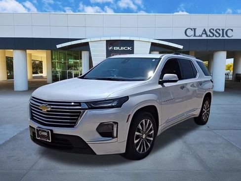 Used 2023 Chevrolet Traverse Premier FWD image 3