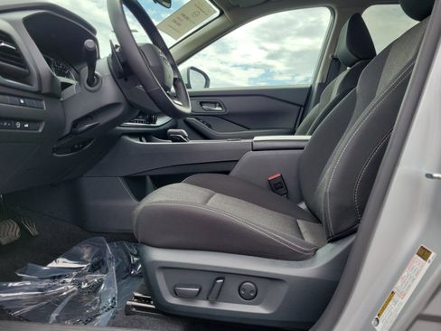 Used 2025 Nissan Rogue SV AWD/4WD image 16