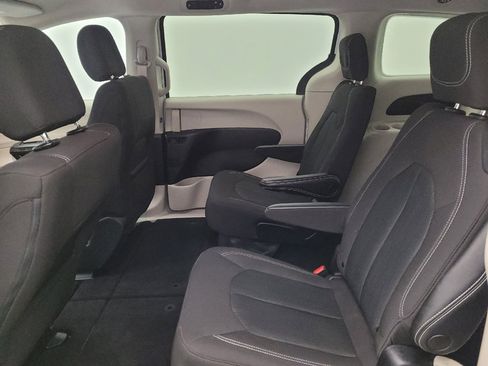 Used 2022 Chrysler Voyager LX FWD image 18