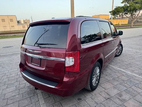 Used 2014 Chrysler Town & Country Touring-L w/ Driver Convenience Group FWD image 6