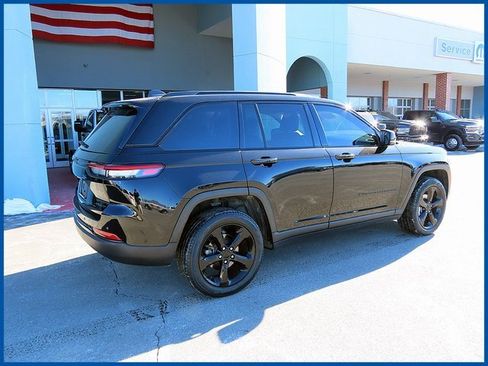 Certified 2023 Jeep Grand Cherokee Limited w/ Black Appearance Package image 7
