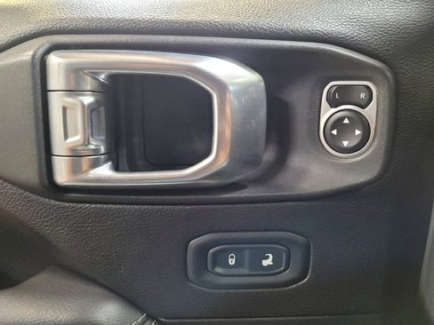 Used 2020 Jeep Wrangler Unlimited Sahara AWD/4WD image 27
