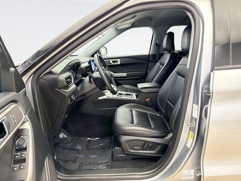 Used 2024 Ford Explorer XLT w/ Equipment Group 202A AWD/4WD image 10