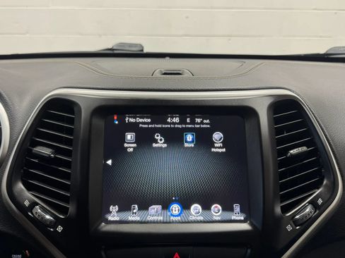Used 2018 Jeep Cherokee Latitude Plus w/ Cold Weather Group AWD/4WD image 23