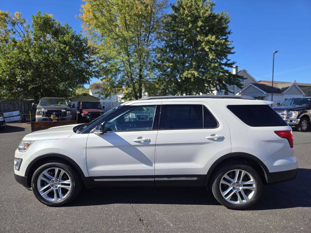 Used 2017 Ford Explorer XLT w/ Equipment Group 202A AWD/4WD image 10