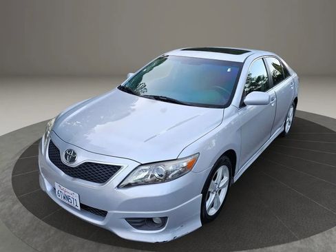 Used 2011 Toyota Camry SE image 2