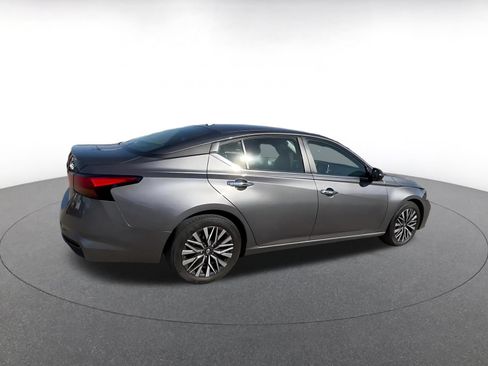 Used 2025 Nissan Altima 2.5 SV FWD image 12