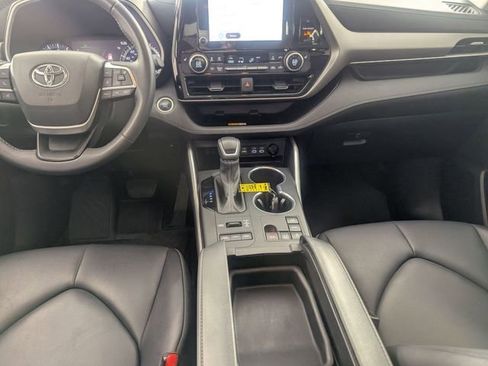 Used 2024 Toyota Highlander XLE AWD/4WD image 25