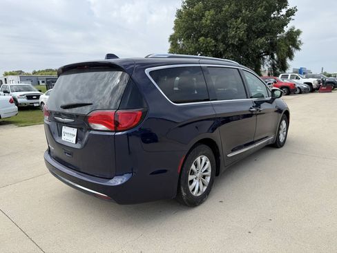 Used 2018 Chrysler Pacifica Touring-L FWD image 4