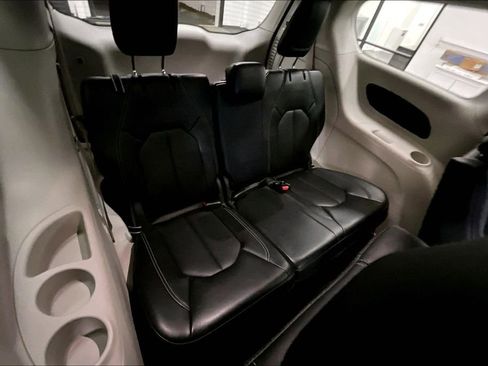 Used 2024 Chrysler Pacifica Select image 26