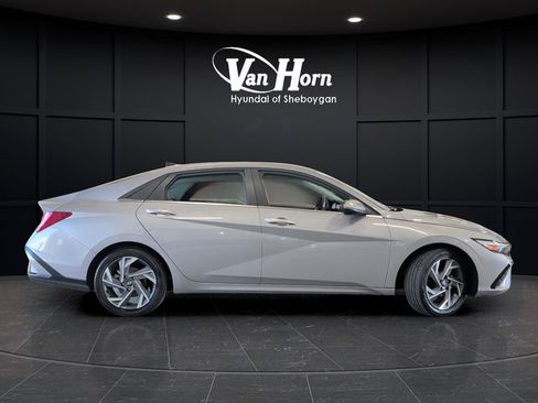 Certified 2025 Hyundai Elantra Limited FWD image 8