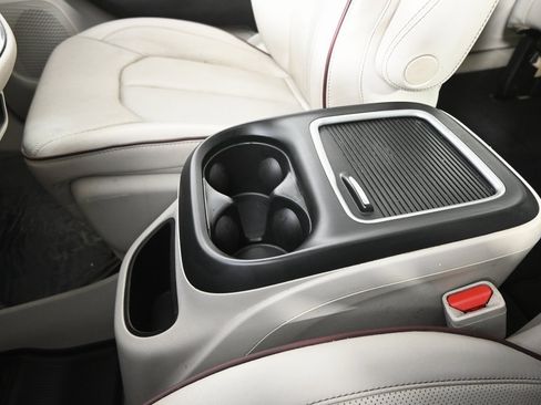 Used 2020 Chrysler Pacifica Limited w/ Advanced Safetytec Group image 35