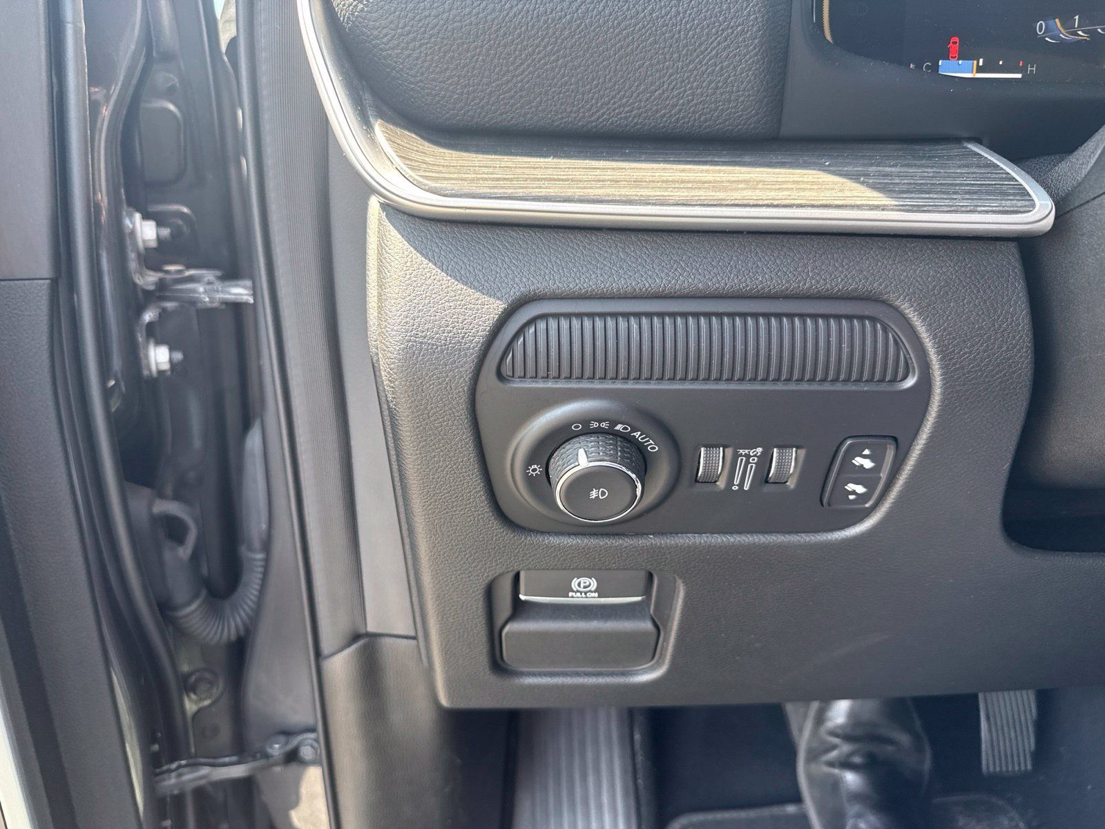 Used 2024 Jeep Wagoneer Series II w/ Flexible Seating Group RWD image 18