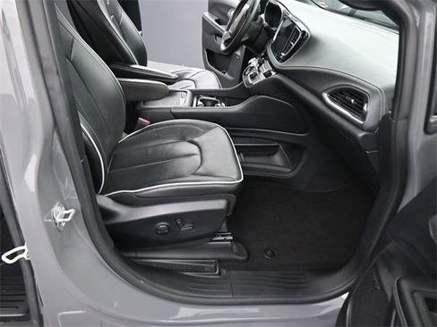 Used 2023 Chrysler Pacifica Limited w/ Uconnect Theater Family Group image 12
