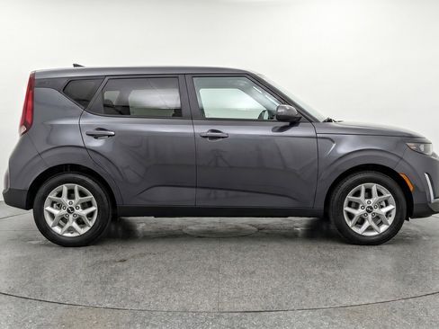 Used 2025 Kia Soul LX w/ LX Technology Package FWD image 11