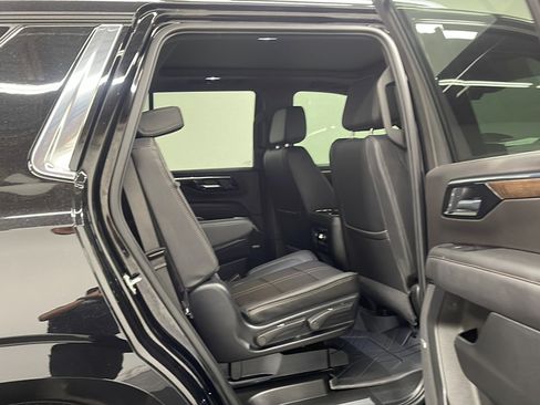 Used 2025 Chevrolet Tahoe High Country AWD/4WD image 19