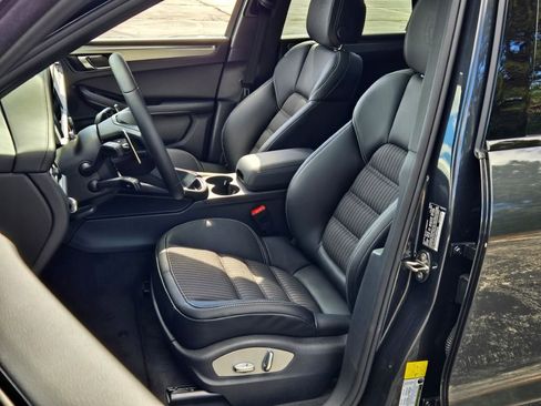 New 2026 Porsche Macan Turbo image 5