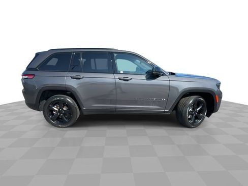 Used 2023 Jeep Grand Cherokee Altitude AWD/4WD image 9