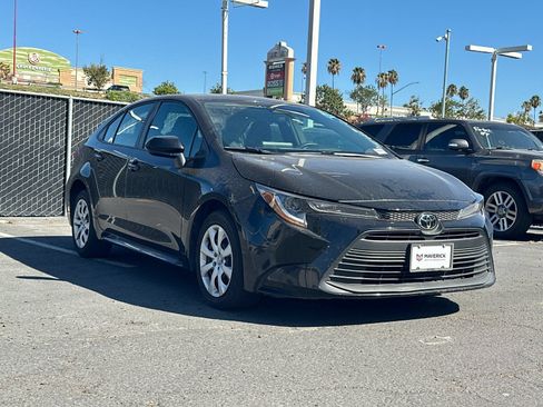 Used 2025 Toyota Corolla LE FWD image 2